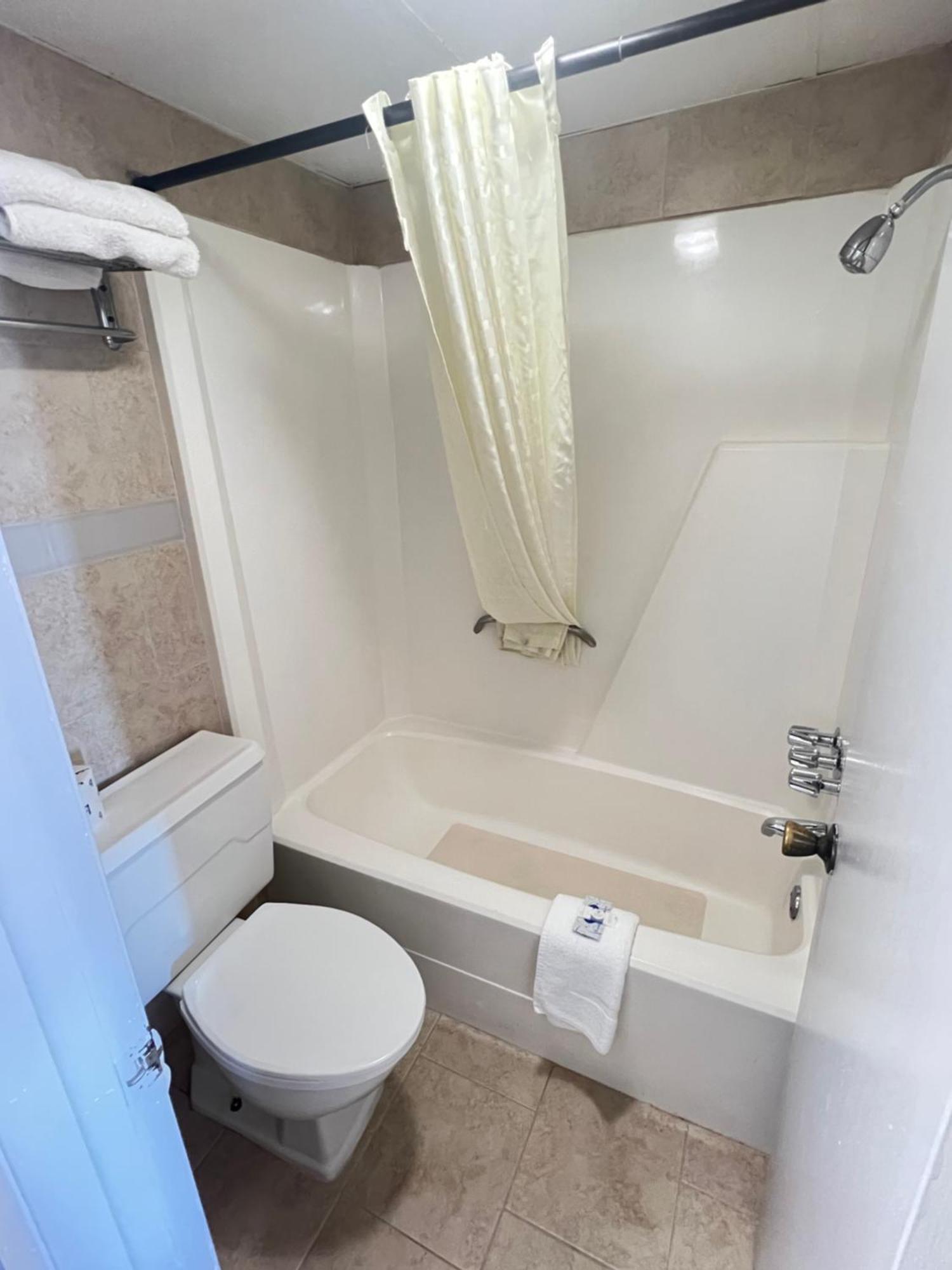 Hotel 81 El Reno Екстериор снимка