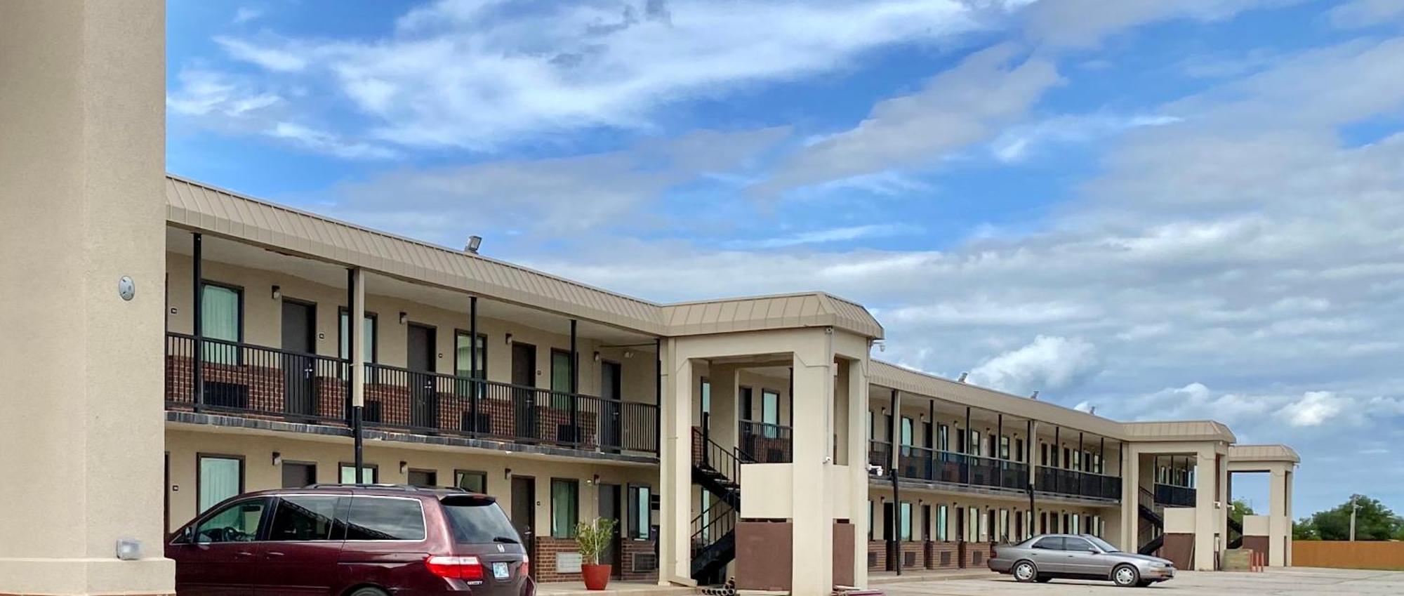 Hotel 81 El Reno Екстериор снимка